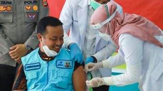 Wakil Gubernur Sulsel Andi Sudirman Gugup Menjalani Vaksinasi Tahap Dua