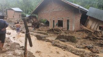 Bencana Longsor di Tapango 5 Rumah Tertimbun