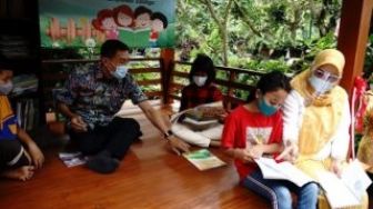 Pandemi Covid-19 Sekolah Tutup, Lurah Ini Buat Gazebo untuk Belajar Siswa di Salatiga