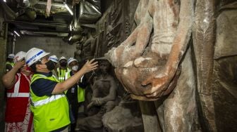 Menteri BUMN Erick Thohir meninjau lokasi penemuan relief di gedung Sarinah, Jakarta, Kamis (14/1/2021). [ANTARA FOTO/Dhemas Reviyanto]