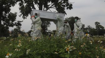 Pemakaman Rina Gunawan Terapkan Protokol Kesehatan, di TPU Tanah Kusir