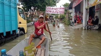 2 Pekan Kebanjiran, Warga Turi Lamongan Gunakan Perahu Sebagai Transportasi