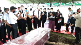 Pemakaman Fadly Satrianto Korban Sriwijaya Air, Sumarzen: Ayah Enggak Kuat!