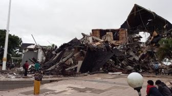 Ustad Das'ad Latif Nyaris Jadi Korban Reruntuhan Hotel Dmaleo Mamuju