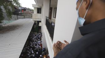 Sejumlah jamaah memanjatkan doa di  lokasi pemakaman Habib Ali bin Abdurrahman Assegaf di Pemakaman Keluarga Habib Ahmad bin Alwi Al Haddad (Habib Kuncung) Jalan Rawajati Timur, Pancoran, Jakarta, Sabtu (16/1/2020). [Suara.com/Angga Budhiyanto]