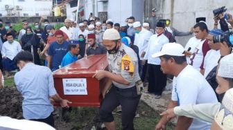 Isak Tangis Sambut Jenazah Ihsan, Ayah: Doakan dan Maafkan Anak Kami