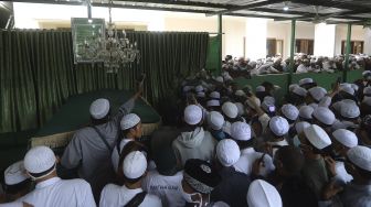 Sejumlah jamaah memadati lokasi pemakaman Habib Ali bin Abdurrahman Assegaf di Pemakaman Keluarga Habib Ahmad bin Alwi Al Haddad (Habib Kuncung) Jalan Rawajati Timur, Pancoran, Jakarta, Sabtu (16/1/2020). [Suara.com/Angga Budhiyanto]