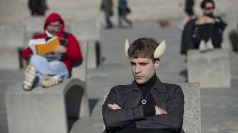 Seniman 'cyborg' asal Spanyol dan aktivis 'transpecies' Manel De Aguas (24) berpose di sebuah pantai di Barcelona, pada (12/1/2021). [Josep LAGO / AFP]