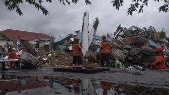 Waduh! Demi Bantuan Mie Instan, Korban Gempa Sulbar Cari KK di Reruntuhan