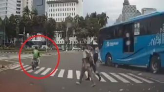 Nekat Terobos Lampu Lalu Lintas, Ojol Kena Seruduk TransJakarta