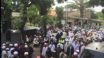 Sempat Membeludak, Pelayat Membubarkan Diri Setelah Habib Ali Dimakamkan