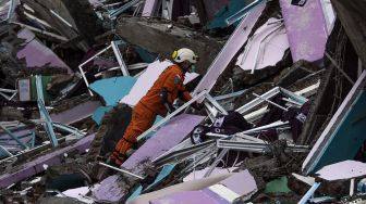 Anggota Basarnas Makassar memeriksa bangunan Rumah Sakit Mitra Manakarra yang roboh akibat gempa bumi magnitudo 6,2 di Mamuju, Sulawesi Barat, Sabtu (16/1/2021). [ANTARA FOTO/Sigid Kurniawan]