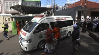 Mobil ambulans yang membawa jenazah Habib Ali bin Abdurrahman Assegaf tiba di lokasi pemakaman di Pemakaman Keluarga Habib Ahmad bin Alwi Al Haddad (Habib Kuncung) Jalan Rawajati Timur, Pancoran, Jakarta, Sabtu (16/1/2020). [Suara.com/Angga Budhiyanto]