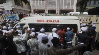 Mobil ambulans yang membawa jenazah Habib Ali bin Abdurrahman Assegaf tiba di lokasi pemakaman di Pemakaman Keluarga Habib Ahmad bin Alwi Al Haddad (Habib Kuncung) Jalan Rawajati Timur, Pancoran, Jakarta, Sabtu (16/1/2020). [Suara.com/Angga Budhiyanto]