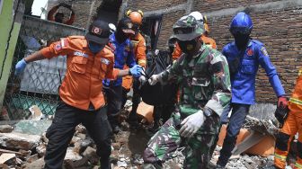 Tim SAR gabungan mengevakuasi jenazah korban gempa bumi magnitudo 6,2 di Mamuju, Sulawesi Barat, Sabtu (16/1/2021). [ANTARA FOTO/Sigid Kurniawan]