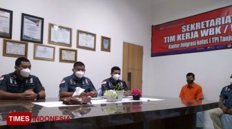 Imigasi Tanjung Perak Surabaya Deportasi WNA Singapura