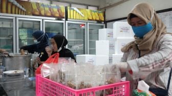 Unhas Salurkan Satu Ton Bakso dan Ayam Palekko Bantu Korban Gempa Sulbar