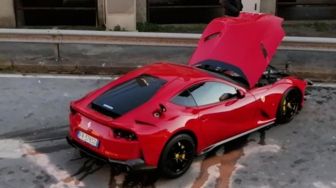 Dikendarai Tukang Cuci Mobil, Ferrari Punya Pesepak Bola Ini Ringsek