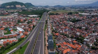 Foto udara konstruksi untuk jalur kereta cepat Jakarta-Bandung di samping Jalan Tol Purbaleunyi di Pasir Koja, Bandung Jawa Barat, Minggu (17/1/2021).  ANTARA FOTO/Raisan Al Farisi
