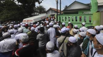 Mobil ambulans yang membawa jenazah Habib Ali bin Abdurrahman Assegaf tiba di lokasi pemakaman di Pemakaman Keluarga Habib Ahmad bin Alwi Al Haddad (Habib Kuncung) Jalan Rawajati Timur, Pancoran, Jakarta, Sabtu (16/1/2020). Ulama besar Indonesia Habib Ali bin Abdurrahman Assegaf meninggal dunia pada hari Jumat (15/1) sekitar pukul 15.30 WIB di Rumah Sakit Holistik Purwakarta, Jawa Barat. [Suara.com/Angga Budhiyanto]