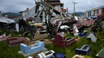 Sebuah rumah rusak terdampak akibat gempa bumi di Kabupaten Mamuju, Sulawesi Barat, Minggu (17/1/2021).  [ANTARA FOTO/Abriawan Abhe]