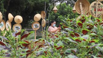 Warga berwisata di Agro Wisata Ragunan, Jakarta Selatan, Minggu (17/1/2021). [Suara.com/Alfian Winanto]