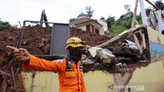 Basarnas dan Tim SAR Gabungan Cari Korban Bencana Longsor di Kota Malang