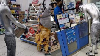 Viral, 'Manusia Silver' Beli Susu Anaknya dengan Uang Receh Hasil Ngamen