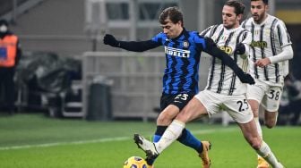 Gelandang Juventus Adrien Rabiot (kanan) menghadang gelandang Inter Milan Nicolo Barella selama pertandingan sepak bola Serie A Italia Inter melawan Juventus  di Stadion Guiseppe Meazza, Senin (18/1/2021) dini hari WIB. MIGUEL MEDINA / AFP