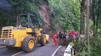 Jalur Payung Kota Batu Tertutup Longsor, Akses Malang-Kediri Tersendat