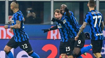 Gelandang  Inter Milan Nicolo Barella (tengah) melakukan selebrasi setelah mencetak gol dalam pertandingan sepak bola Serie A Italia Inter melawan Juventus di Stadion Guiseppe Meazza, Senin (18/1/2021) dini hari WIB. MIGUEL MEDINA / AFP
