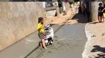 Viral Wanita Terjang Beton Basah Sampai Motor Terjebak, Publik Malah Lega