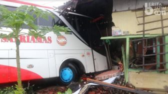 Sudah Hujan Sopir Tak Hapal Jalan, Bus Seruduk Toko Kelontong di Magetan