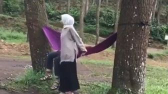 Gagal Pacaran di Hammock, Sejoli Ini Malah Berakhir Malu Banget