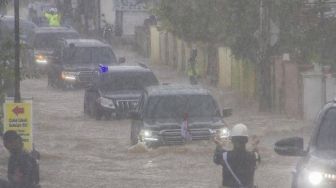 Tinggi Air Sebetis, Jokowi Nekat Terobos Banjir Gegara Jembatan Roboh