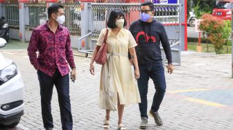 Aktris Vanessa Angel saat tiba di Lapas Pondok Bambu, Jakarta Timur, Senin (18/1/2021). [Suara.com/Alfian Winanto]