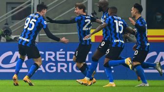 Gelandang  Inter Milan Nicolo Barella (tengah) melakukan selebrasi setelah mencetak gol dalam pertandingan sepak bola Serie A Italia Inter melawan Juventus di Stadion Guiseppe Meazza, Senin (18/1/2021) dini hari WIB. MIGUEL MEDINA / AFP
