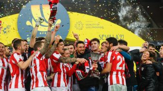 Para pemain Athletic Bilbao merayakan kemenangan setelah memenangkan pertandingan final Piala Super Spanyol antara FC Barcelona di Stadion La Cartuja, Senin (18/1/2021) dini hari WIB. [Pablo GARCIA / RFEF / AFP