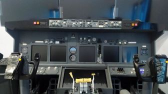 SMK Penerbangan Cakra Nusantara Miliki Simulator Boeing 737-800 NG-K
