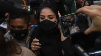 Penyanyi Nindy Ayunda usai menjalani pemeriksaan sebagai saksi terkait kasus narkoba yang menjerat suaminya, Askara Parasady Harsono di Polres Metro Jakarta Barat, Selasa (19/1/2021). [Suara.com/Alfian Winanto]