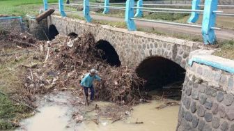 Kisah Sunardi, Warga Sragen Ini Sendirian Singkirkan Sampah Nyangkut Sungai