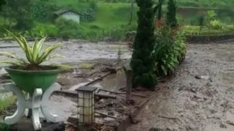 Ngeri! Banjir Bandang Terjang Cisarua Bogor, Begini Kondisinya