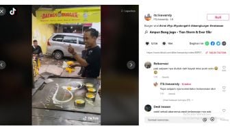 Viral! Sambil Beratraksi ala Tepanyaki, Penjual Burger Ini Hibur Pembeli