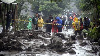 Dear Pengguna Jalan Puncak Cianjur: Rawan Bencana Alam, Hindari Parkir di Bawah Pohon