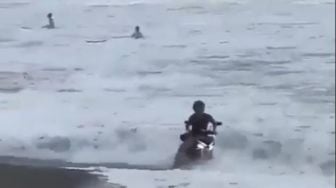 Bikin Geram! Viral Video Aksi Bule Ugal-ugalan Pakai Sepeda Motor di Pantai