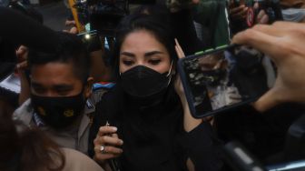 Penyanyi Nindy Ayunda usai menjalani pemeriksaan sebagai saksi terkait kasus narkoba yang menjerat suaminya, Askara Parasady Harsono di Polres Metro Jakarta Barat, Selasa (19/1/2021). [Suara.com/Alfian Winanto]