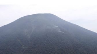 Siaga! Gunung Api Dempo Pagar Alam Muntahkan Abu Vulkanik