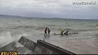 Viral Video Dua Bocah Terjang Ombak Besar, Warganet: Cocok Direkrut BNPB