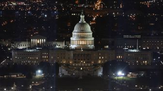 Field of Flags&quot; menyala di National Mall saat Gedung Capitol AS dipersiapkan untuk pelantikan Presiden terpilih Joe Biden di Washington, AS, Senin (18/1/2021).  [Foto/AFP]
