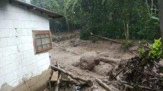 Kawasan Puncak Bogor Diterjang Banjir Bandang